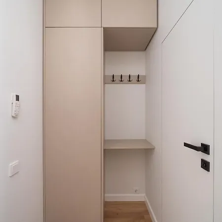 Διαμέρισμα New Designer Old Town Studio, Tv, Work Desk With Monitor, Ac, Security